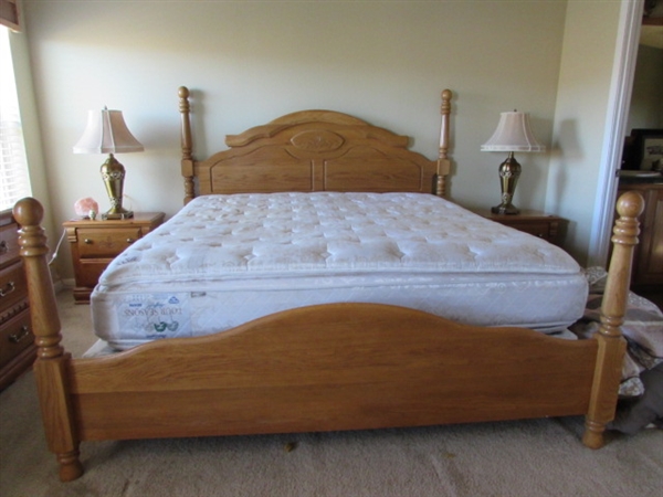 OAK KING POSTER BED WITH MATTRESS/BOX SPRINGS