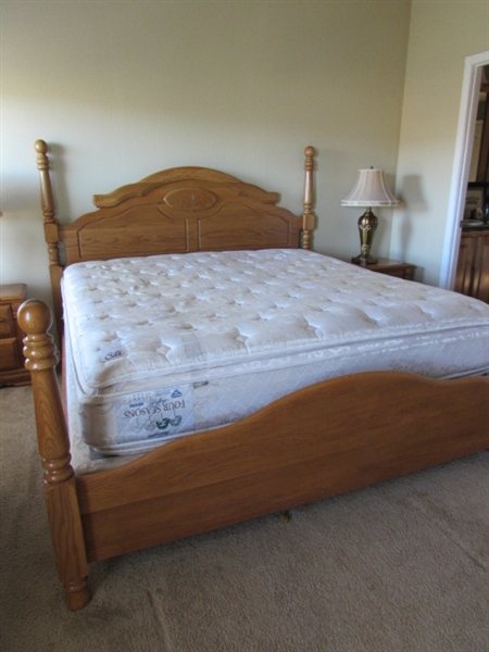 OAK KING POSTER BED WITH MATTRESS/BOX SPRINGS