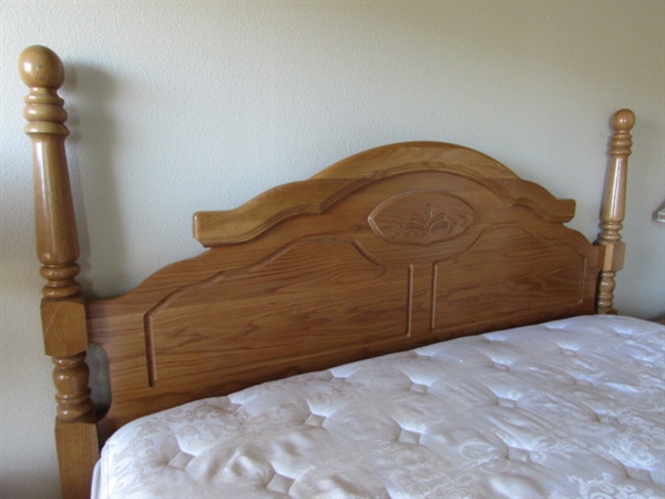 OAK KING POSTER BED WITH MATTRESS/BOX SPRINGS