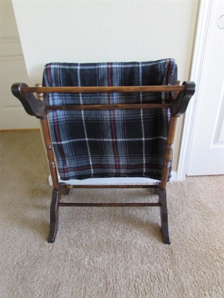 WOOD QUILT/BLANKET STAND WITH FLEECE BLANKET