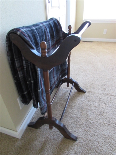 WOOD QUILT/BLANKET STAND WITH FLEECE BLANKET