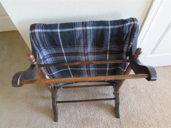 WOOD QUILT/BLANKET STAND WITH FLEECE BLANKET