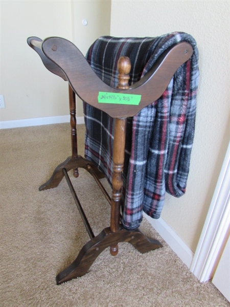 WOOD QUILT/BLANKET STAND WITH FLEECE BLANKET