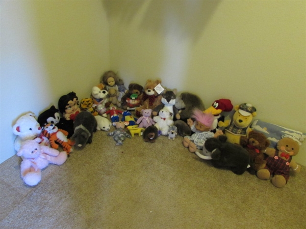 LARGE ASSORTMENT OF STUFFED TOYS