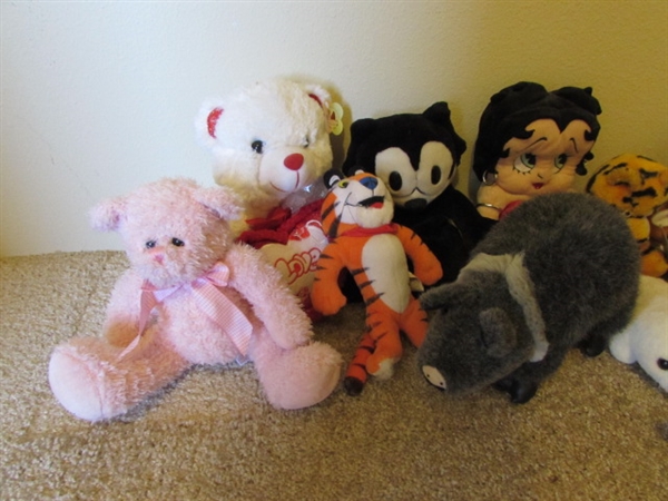 LARGE ASSORTMENT OF STUFFED TOYS