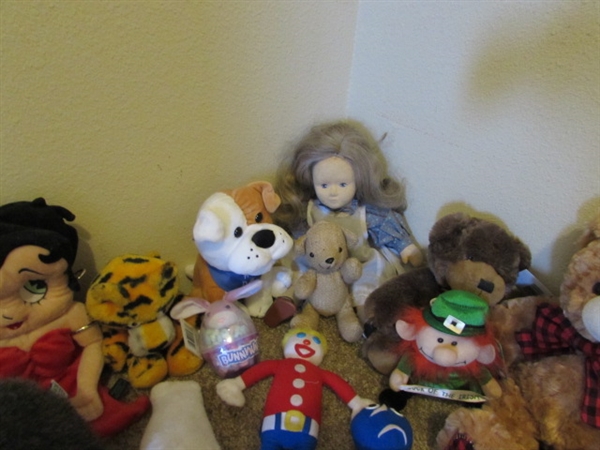 LARGE ASSORTMENT OF STUFFED TOYS