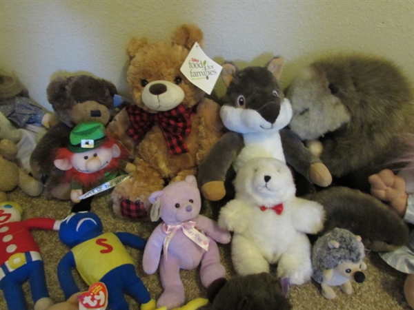 LARGE ASSORTMENT OF STUFFED TOYS