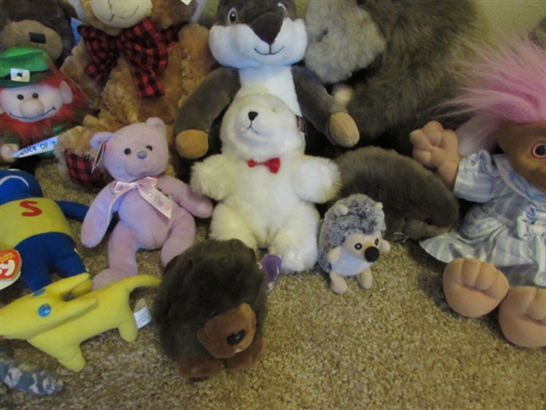 LARGE ASSORTMENT OF STUFFED TOYS