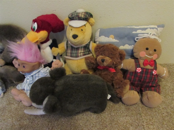 LARGE ASSORTMENT OF STUFFED TOYS