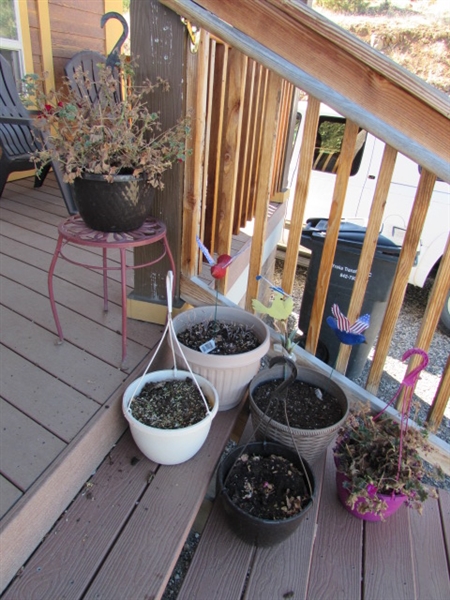 METAL PLANT STAND & ASSORTED PLASTIC POTS