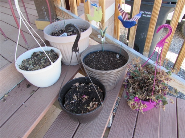 METAL PLANT STAND & ASSORTED PLASTIC POTS