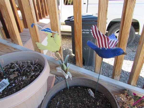 METAL PLANT STAND & ASSORTED PLASTIC POTS