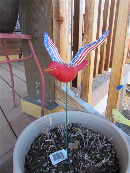 METAL PLANT STAND & ASSORTED PLASTIC POTS