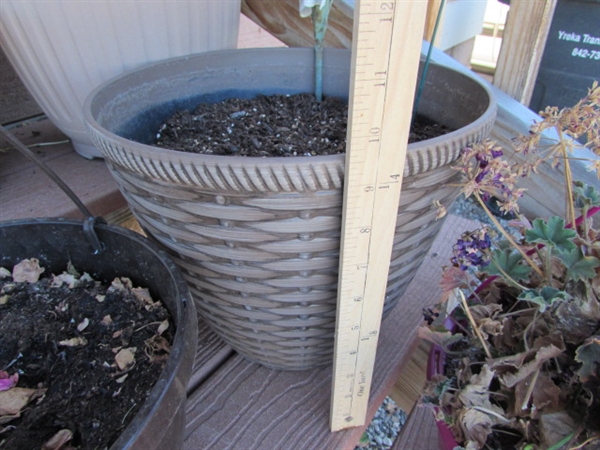 METAL PLANT STAND & ASSORTED PLASTIC POTS