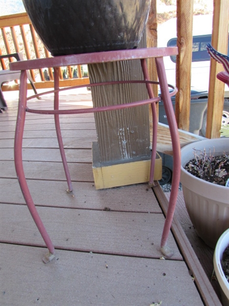 METAL PLANT STAND & ASSORTED PLASTIC POTS