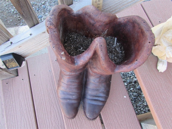 COWBOY BOOT PLANTER & GARDEN STATUES