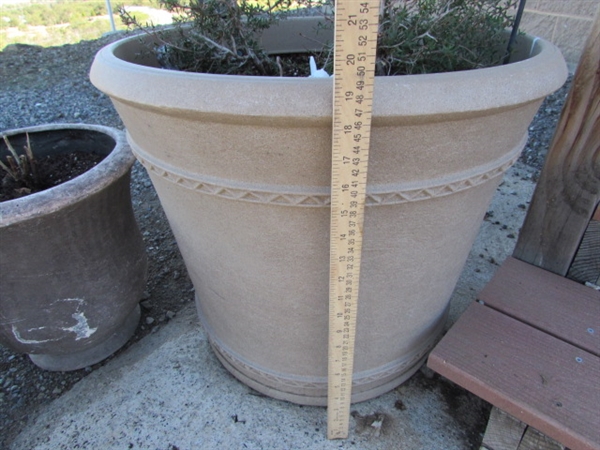 LARGE LIGHTWEIGHT FLOWER POTS & DECOR