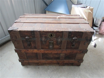 VINTAGE/ANTIQUE WOOD TRUNK