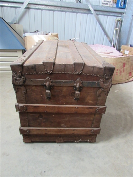 VINTAGE/ANTIQUE WOOD TRUNK