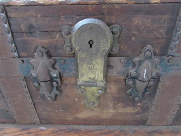 VINTAGE/ANTIQUE WOOD TRUNK