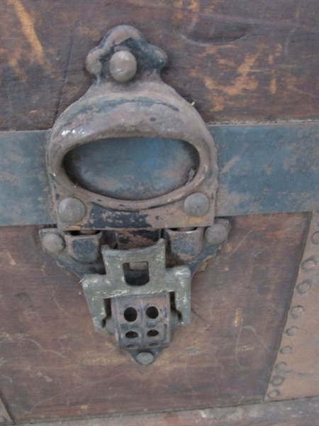 VINTAGE/ANTIQUE WOOD TRUNK