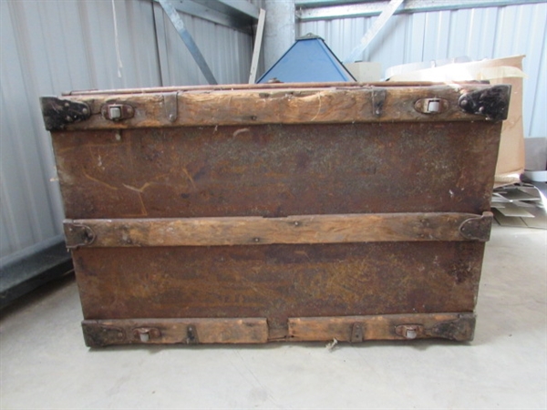 VINTAGE/ANTIQUE WOOD TRUNK