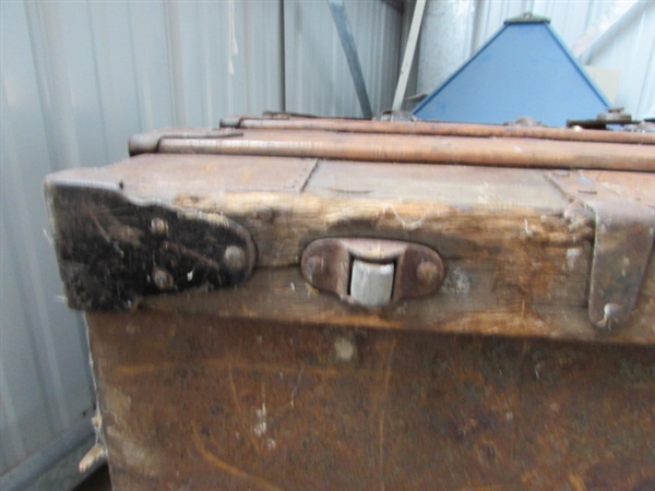 VINTAGE/ANTIQUE WOOD TRUNK