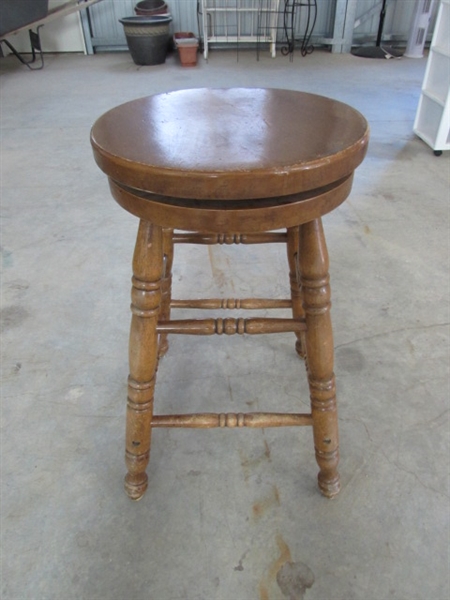 OAK BAR STOOL W/SWIVEL SEAT