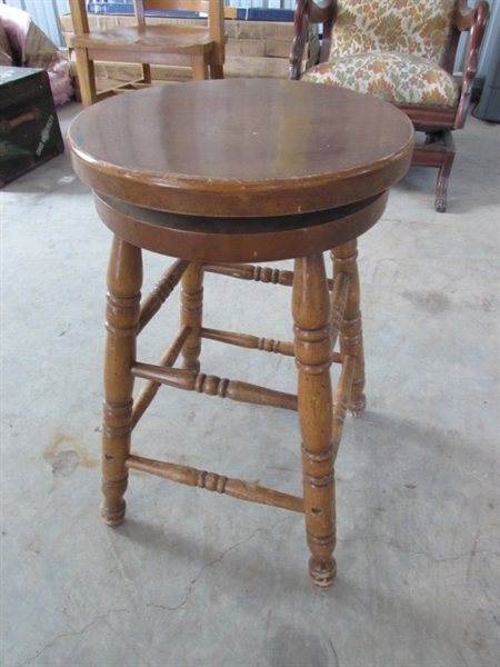 OAK BAR STOOL W/SWIVEL SEAT