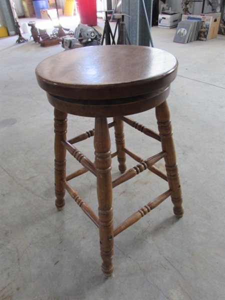 OAK BAR STOOL W/SWIVEL SEAT