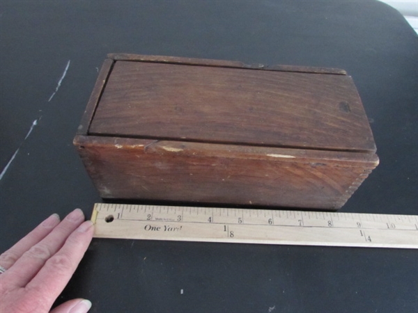 VINTAGE/ANTIQUE WOODEN SHELF & BOXES