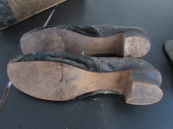 ANTIQUE LADIES/GIRLS SHOES WITH FORMS AND WOODEN BOX