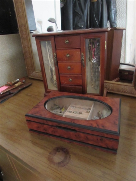 2 JEWELRY BOXES WITH JEWELRY