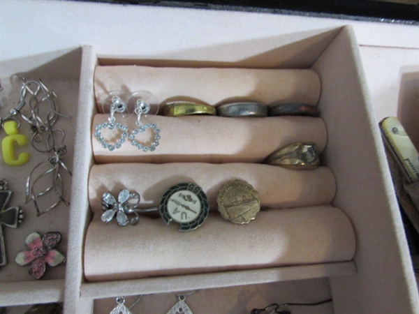2 JEWELRY BOXES WITH JEWELRY