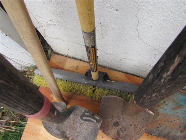 YARD & GARDEN TOOLS