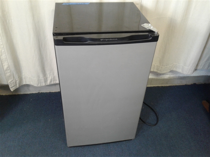 Frigidaire Medium Size Refrigerator 