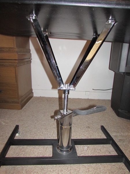 HYDRAULIC DOG GROOMING TABLE - NEEDS NEW TOP