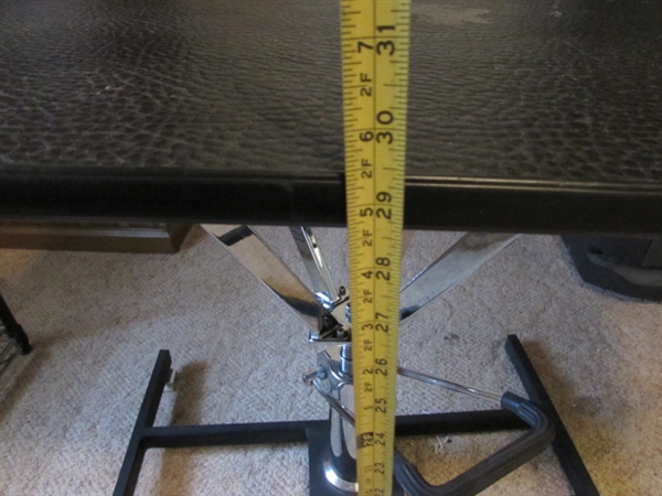 HYDRAULIC DOG GROOMING TABLE - NEEDS NEW TOP