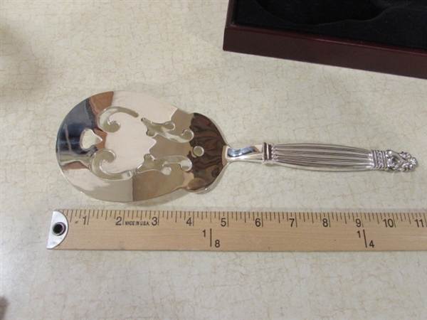 AGHIFUG SILVER TEASPOONS AND WALLACE SILVER DANISH PIERCED FLAT SERVER
