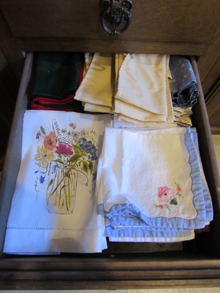 KITCHEN TOWELS, OVEN MITTS, NAPKIN SETS AND PLACEMATS