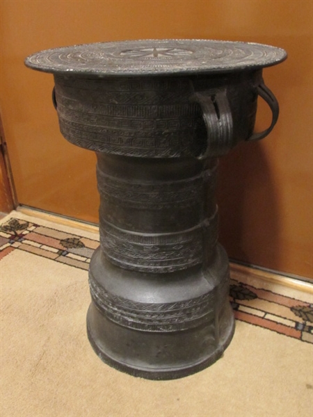 SMALL ROUND METAL TABLE PAINTED BLACK WITH INTRICATE DESIGN AND SUNDIAL-LIKE TABLE TOP