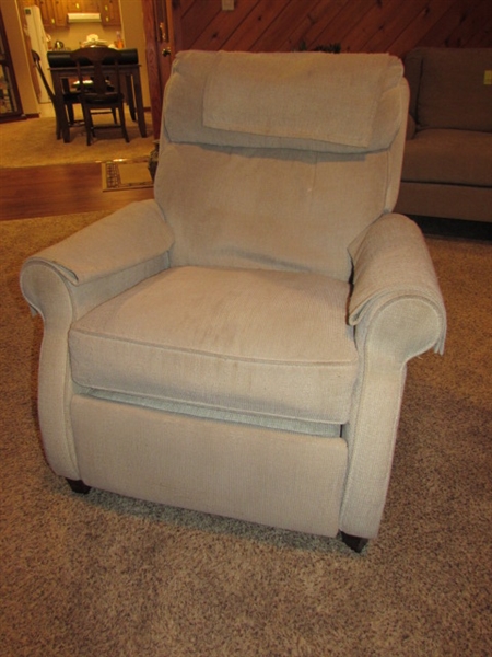 COMFORT DESIGN FULL RECLINER IN GOOD WORKING CONDITION