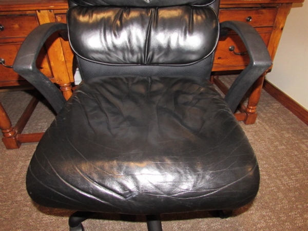 LAZY BOY BLACK LEATHER SWIVEL, ROLLING, ADJUSTABLE EXECUTIVE CHAIR