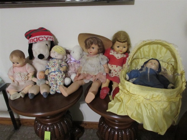 BOX OF VINTAGE/ANTIQUE DOLLS AND STUFFED ANIMALS