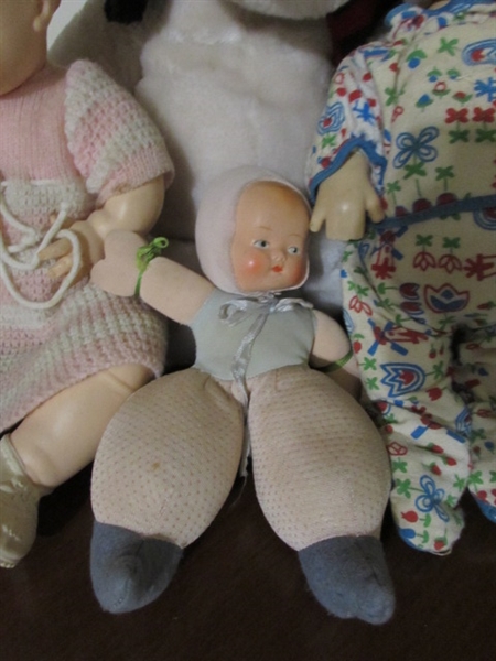 BOX OF VINTAGE/ANTIQUE DOLLS AND STUFFED ANIMALS