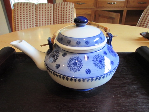 SERVING TRAY W/TEA POT & CUPS & TEAKWOOD BAGUETTE CUTTING GUIDE