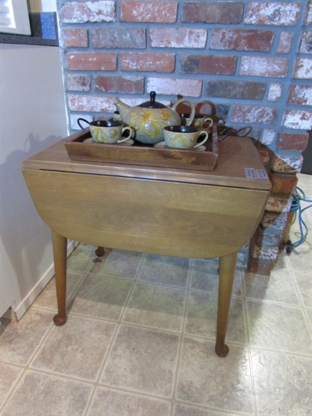 VINTAGE SOLID WOOD DROP LEAF SIDE TABLE & TEA SEAT WITH TRAY