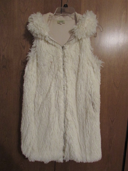 LENGTHY FASHIONABLE FURRY VEST WITH HOOD AND POCKETS