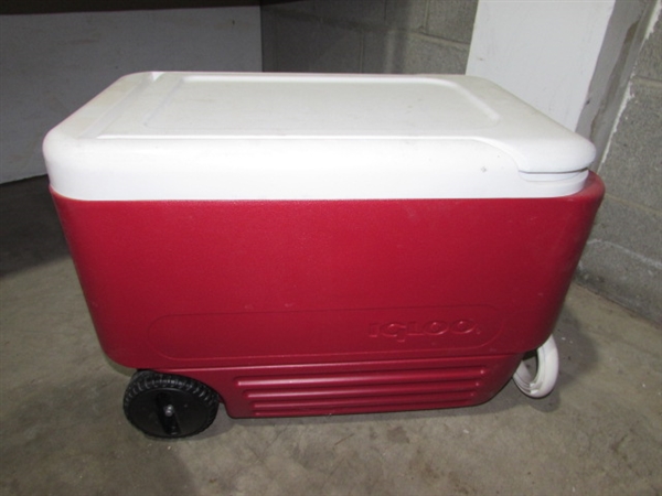 ICE CHESTS & INSULATED LUNCH COOLERS