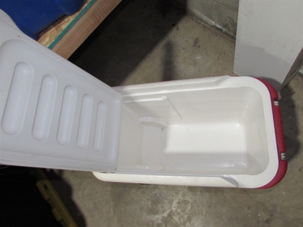 ICE CHESTS & INSULATED LUNCH COOLERS